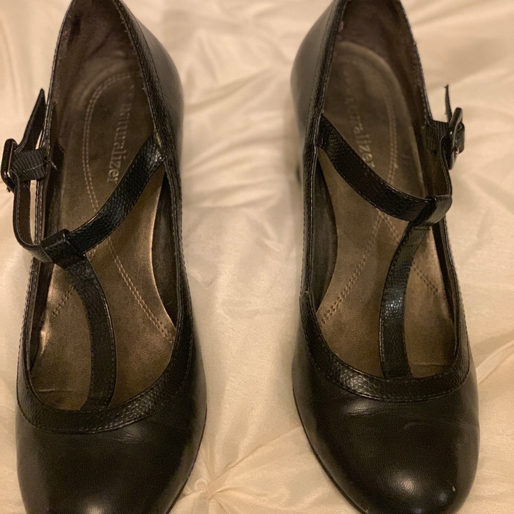 Naturalized black t strap pump 7.5